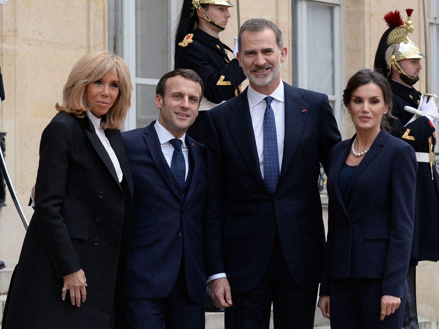 Los Reyes, junto a Emmanuel y Brigitte Macron, el pasado 11 de marzo en París. (Reuters)