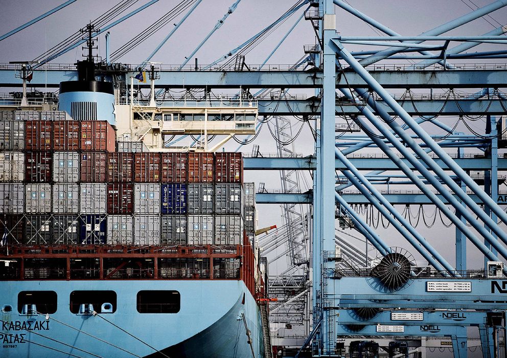 Foto: Uno de los buques con contenedores de Maersk, en el puerto de Rotterdam (Holanda). (EFE)