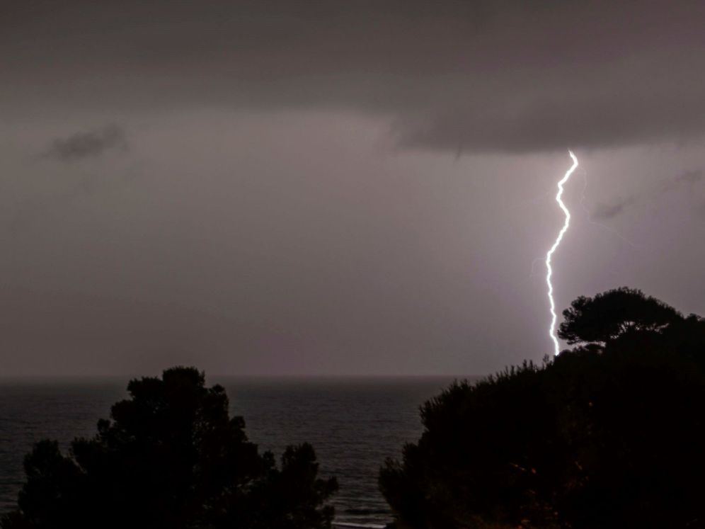 Foto: Vista de un rayo esta madrugada en Mallorca. (EFE)
