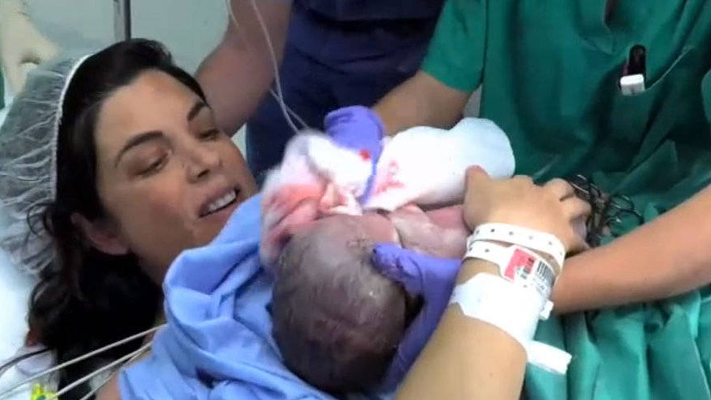 Samanta Villar con uno de sus hijos recién nacido. (Cuatro)