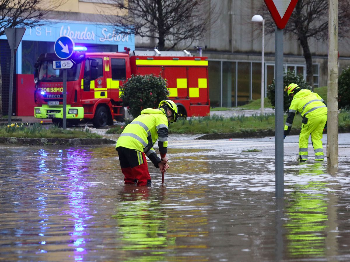 Foto: Bomberos trabajan en una vía inundada por el paso de la borrasca Karlotta. (EFE/Xoán Rey)