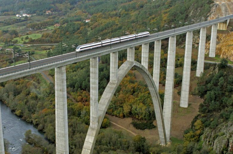 El pimer tren de Alta Velocidad que estrena la línea A Coruña-Santiago de Compostela-Ourense