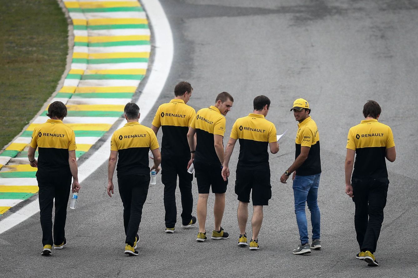 Carlos Sainz, durante el 'track walk' del Gran Premio de Brasil el jueves junto a su equipo. (EFE)