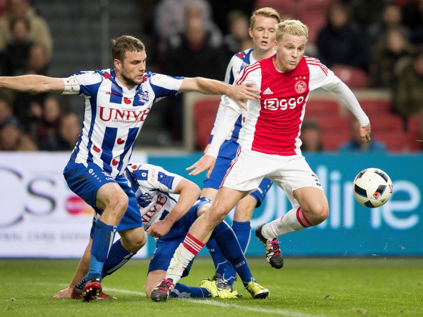 Donny van Beek, a la derecha, jugador del Ajax de Ámsterdam. (EFE)