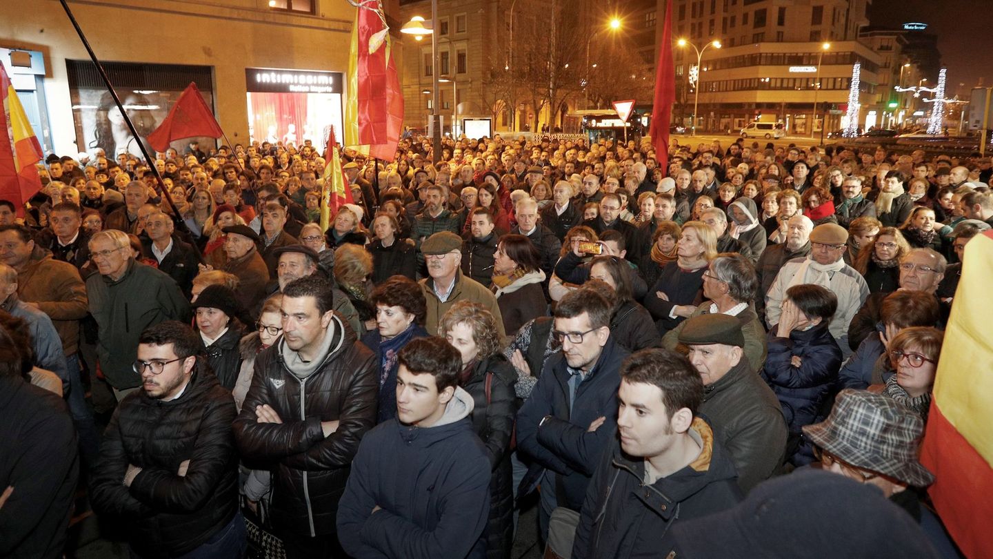 Participantes en la concentración de este martes en Pamplona en apoyo a la Guardia Civil. (EFE)