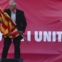 Foto: Pepe Borrell, nuevo ministro de Exteriores, el pasado 29 de octubre en la manifestación de Societat Civil Catalana. (EFE)