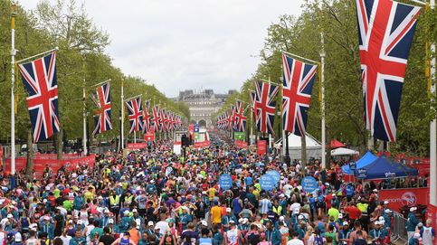 Corre la maratón de Londres disfrazado de Big Ben y en la meta...