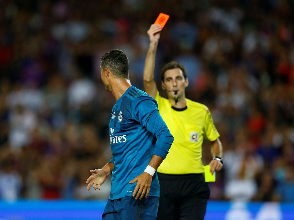 Foto: De Burgos Bengoetxea expulsó a Ronaldo en la Supercopa de 2017 (Foto:  REUTERS Juan Medina)