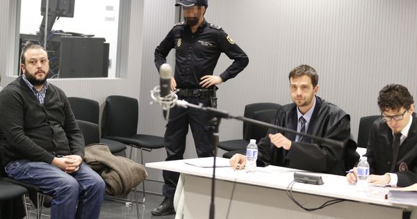 Foto: El concejal de Ahora Madrid Guillermo Zapata (i) durante el juicio, del que resultó absuelto, por el tuit que publicó sobre Irene Villa en 2011. (EFE)