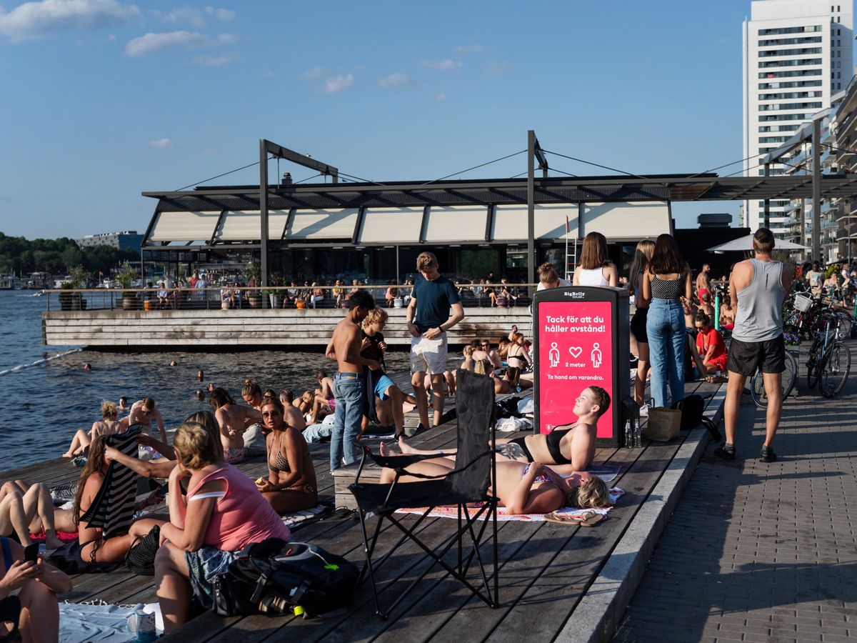 Foto: Gente disfrutando un día de sol en Estocolmo, sin mascarilla ni distancia. (Reuters)