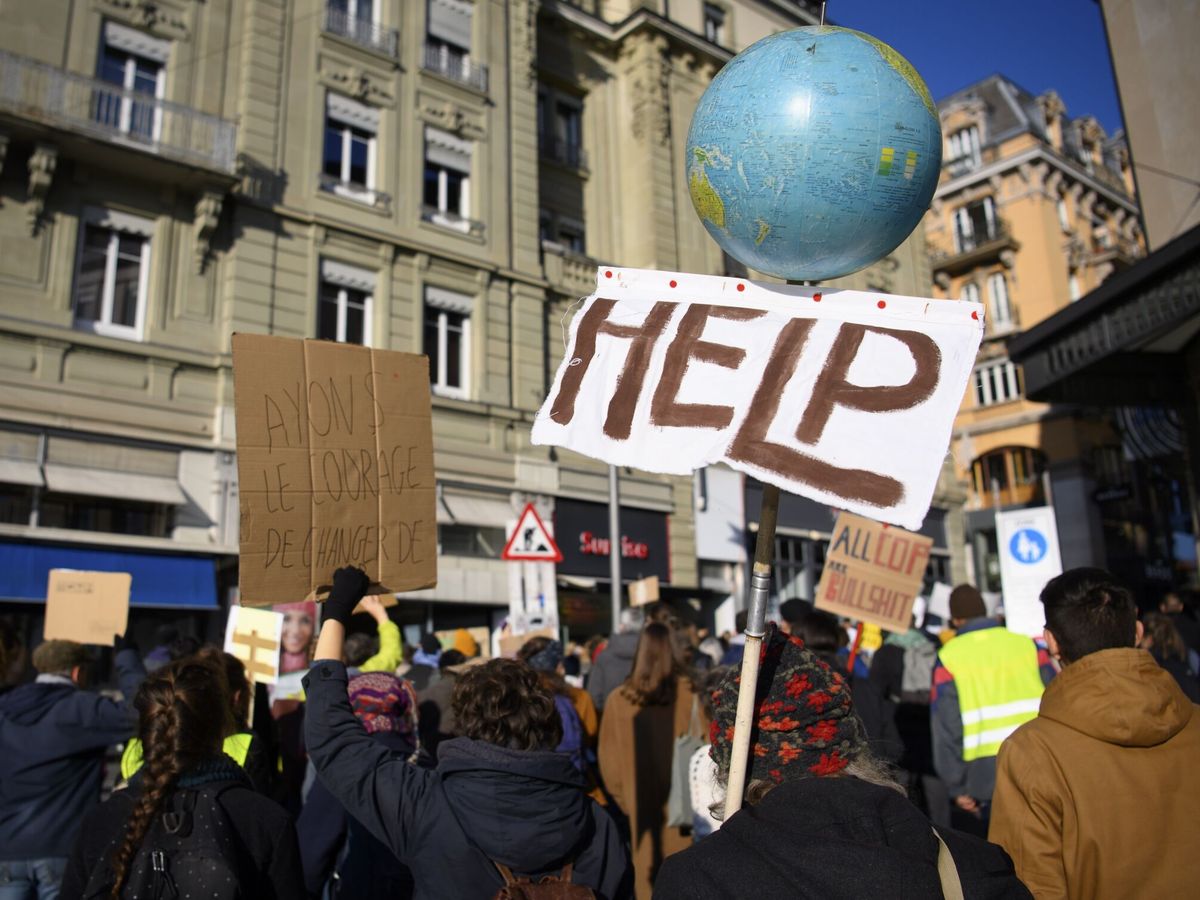 Foto: Manifestación con motivo de la COP en Suiza. (EFE/Laurent Gillieron)