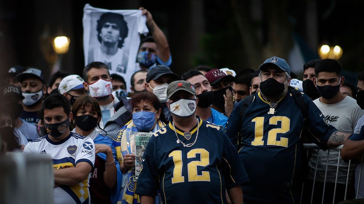 Los argentinos lloran a Maradona como solo ellos saben: "Nos cortaron las piernas"