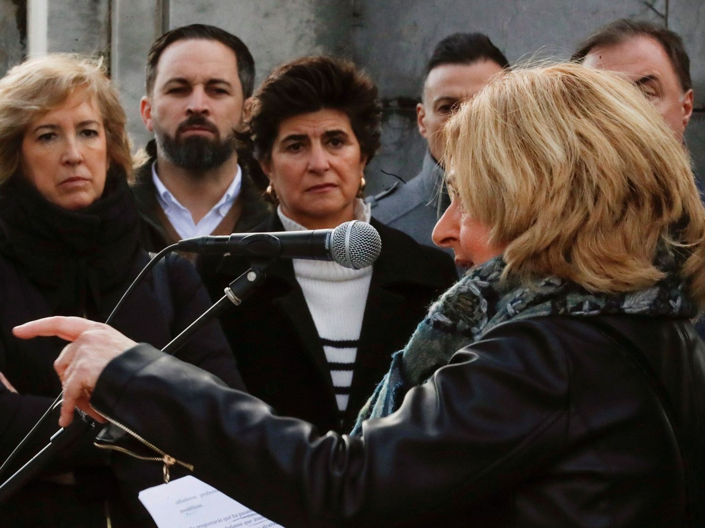 Ana Iríbar atiende al discurso de Consuelo Ordóñez, en compañía de María San Gil y Santiago Abascal, en el último homenaje a Gregorio en el cementerio de Polloe con motivo del aniversario de su asesinato. (EFE)