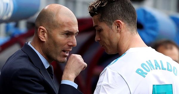 Foto: Zidane habla con Cristiano durante un partido del Real Madrid. (EFE)
