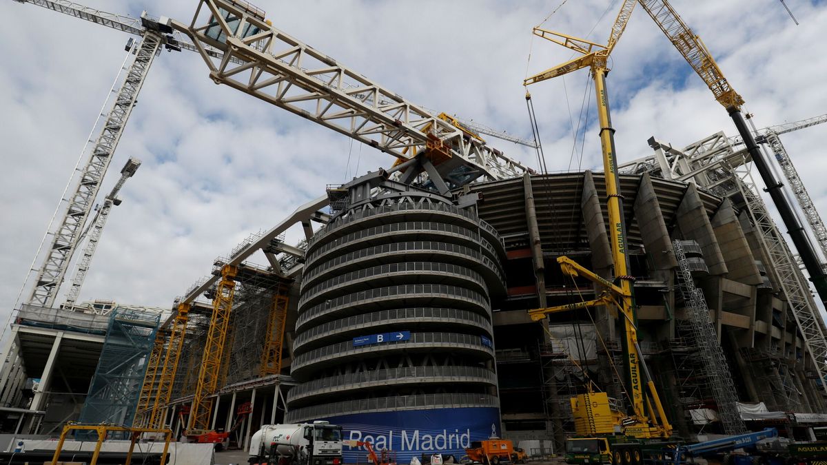 La socia del Real Madrid que vive de grabar vídeos de las obras del nuevo Santiago Bernabéu