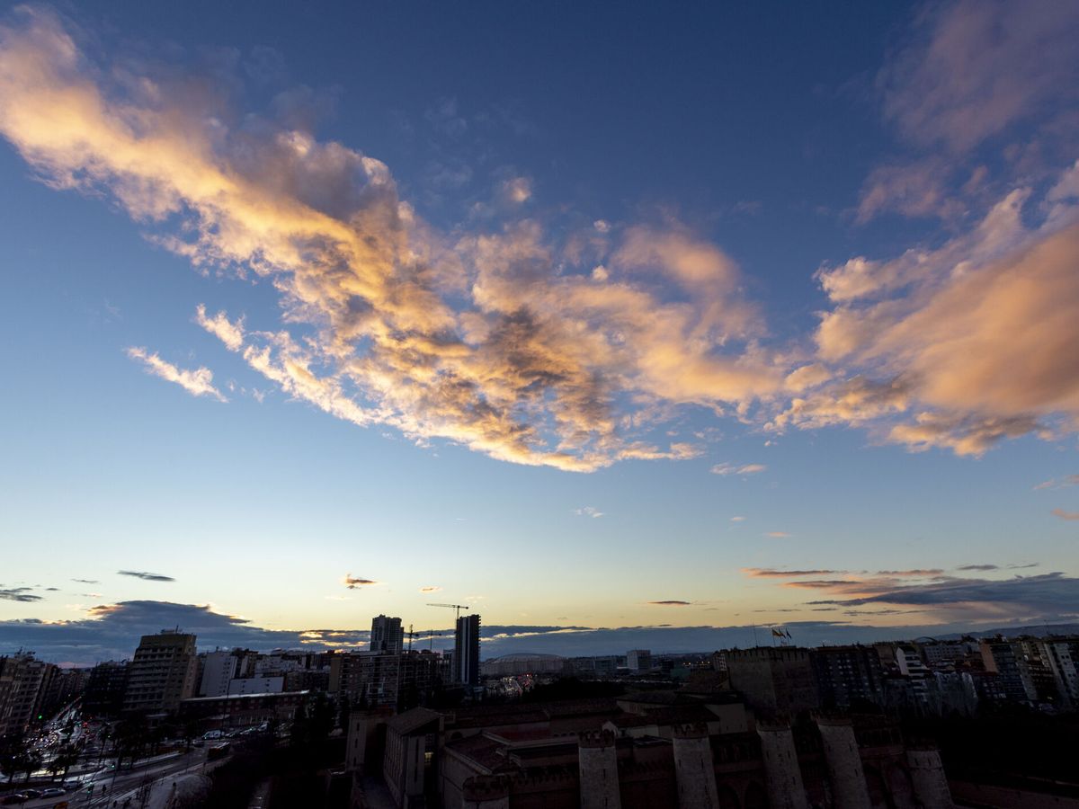 Foto: La mañana de jueves, con cielos nubosos en Zaragoza. (EFE/Javier Belver)