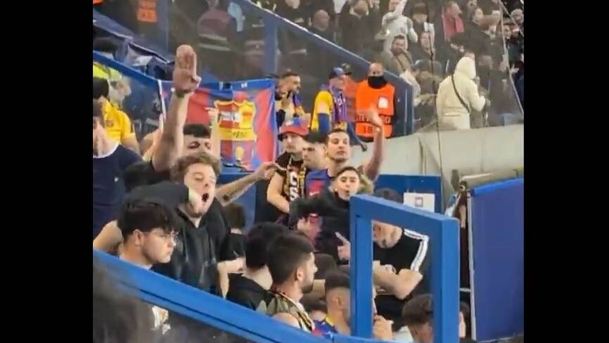 Saludos nazis y gestos imitando a un mono: la vergüenza de algunos radicales del Barça frente al PSG