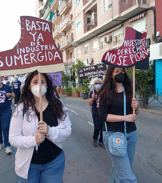 Dos mujeres en la manifestación de las aparadoras en Elche. (Cedida)
