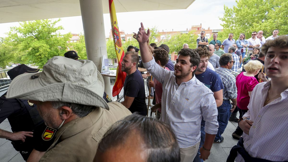 Nueve detenidos por el intento de asalto de ganaderos a un edificio público en Salamanca