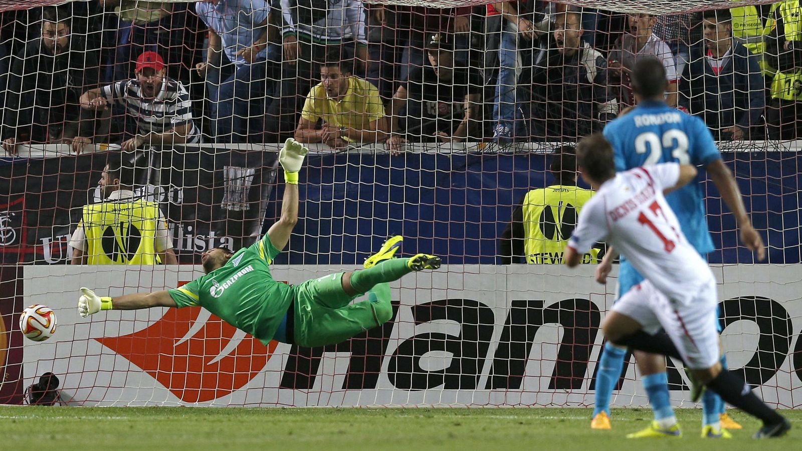 Foto: Denis Suárez, en el momento de marcar el segundo gol al Zenit (EFE)