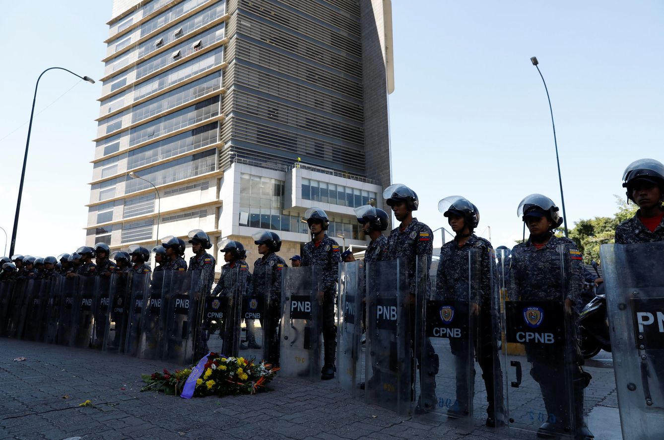 Agentes del Sebin protegen su sede ante los manifestantes que protestaban por la muerte de Fernando Albán.(Reuters)