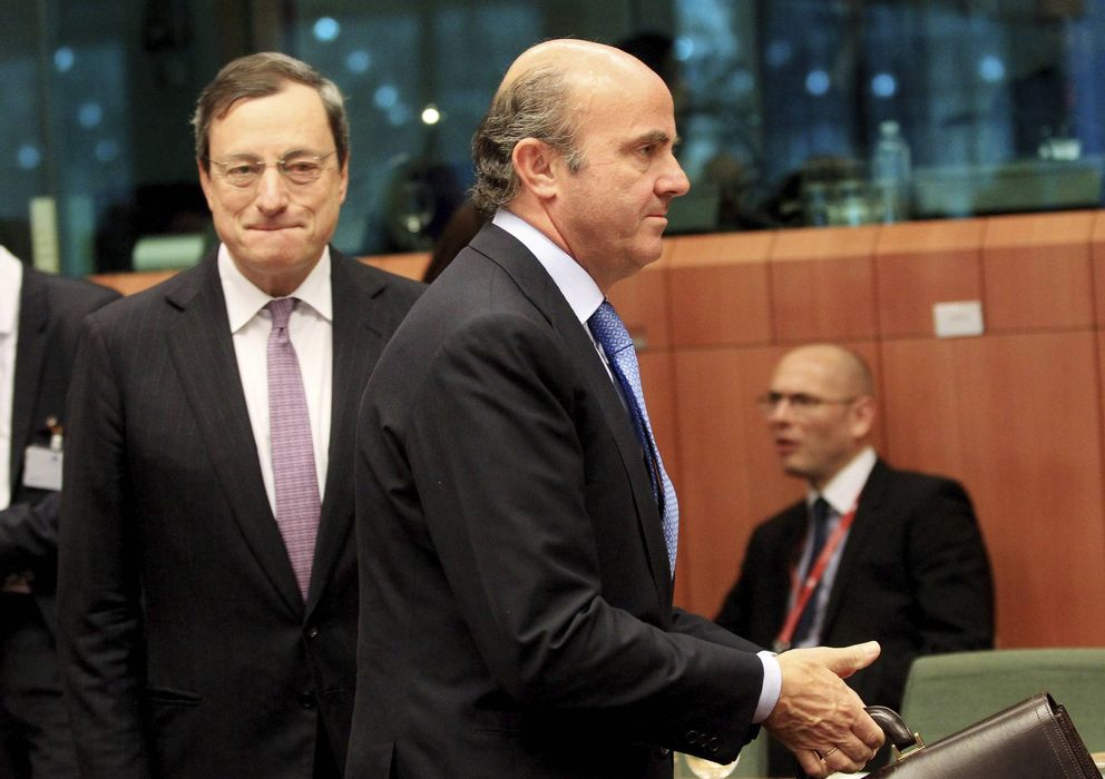 Foto: El ministro de Economía español, Luis de Guindos (d), y el presidente del Banco Central Europeo, Mario Draghi (i). (Efe)