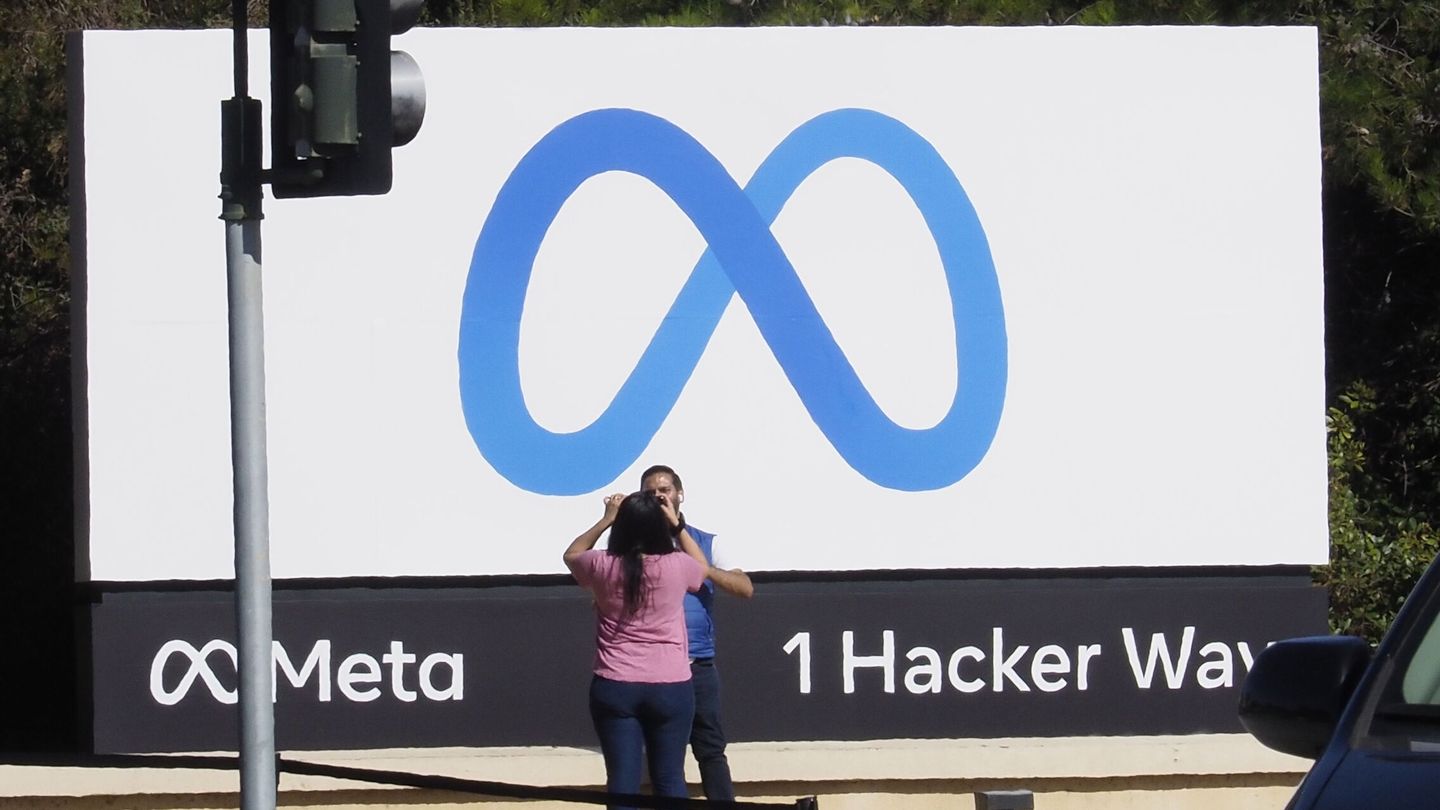 Personas haciéndose una foto con el logo de Meta en Menlo Park, California (EEUU). (EFE/John G. Mabanglo)