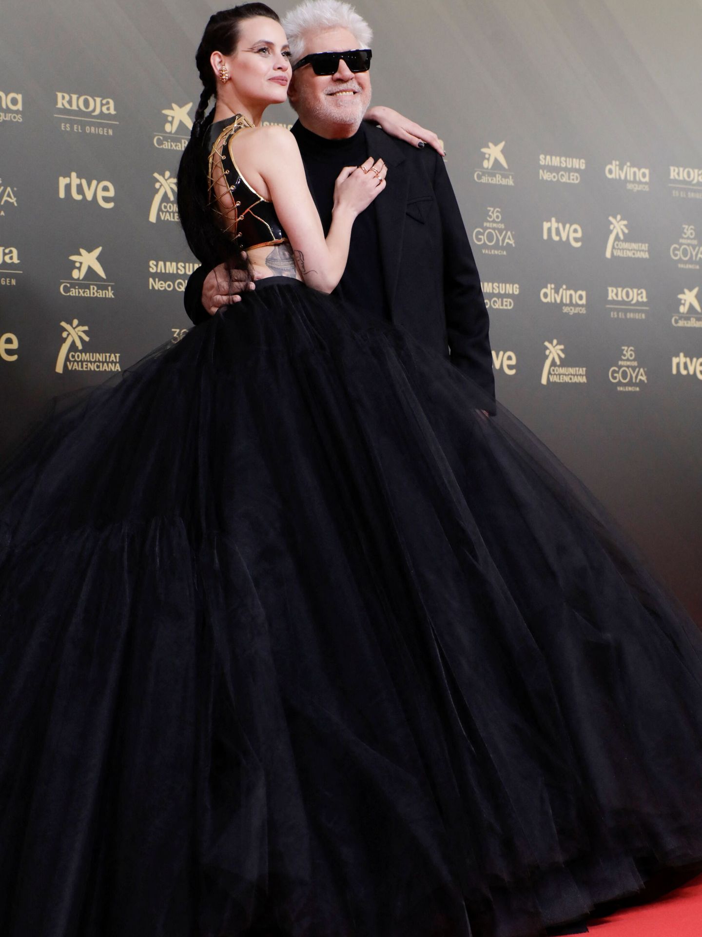 Milena Smit, impresionante, junto al director Pedro Almodóvar a su llegada a los premios Goya 2022. (Reuters/Eva Manez)