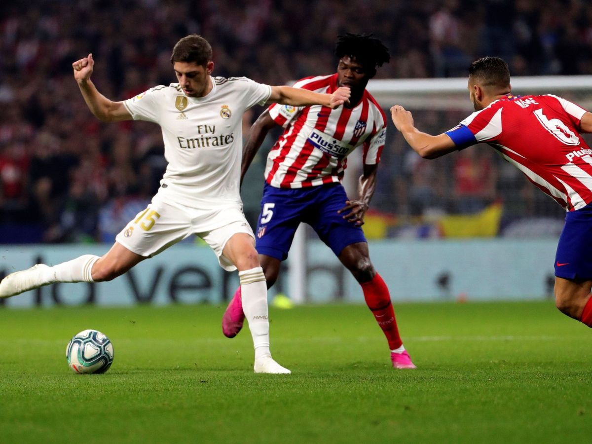 Foto: Valverde disputa un balón contra el Atlético de Madrid. (EFE)