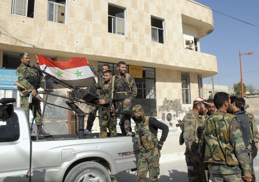 Foto:  Tropas sirias patrullando la ciudad de Htaitet al-Turkman, cerca de Damasco. (EFE)