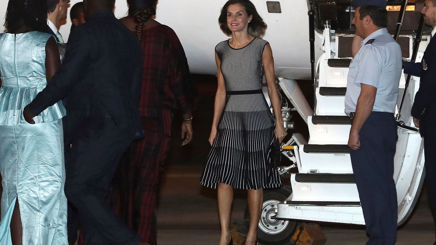 La Reina a su llegada a Dakar. (EFE)