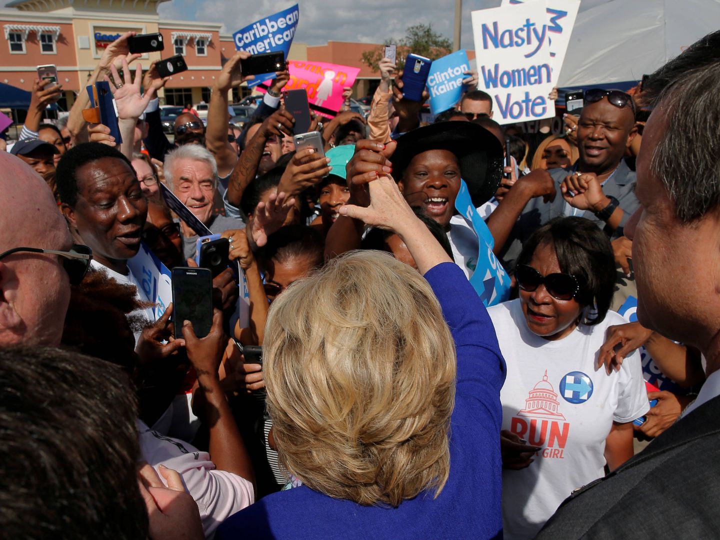 La candidata Hillary Clinton saluda a simpatizantes a las puertas de un colegio electoral en Lauderhill. (Reuters)