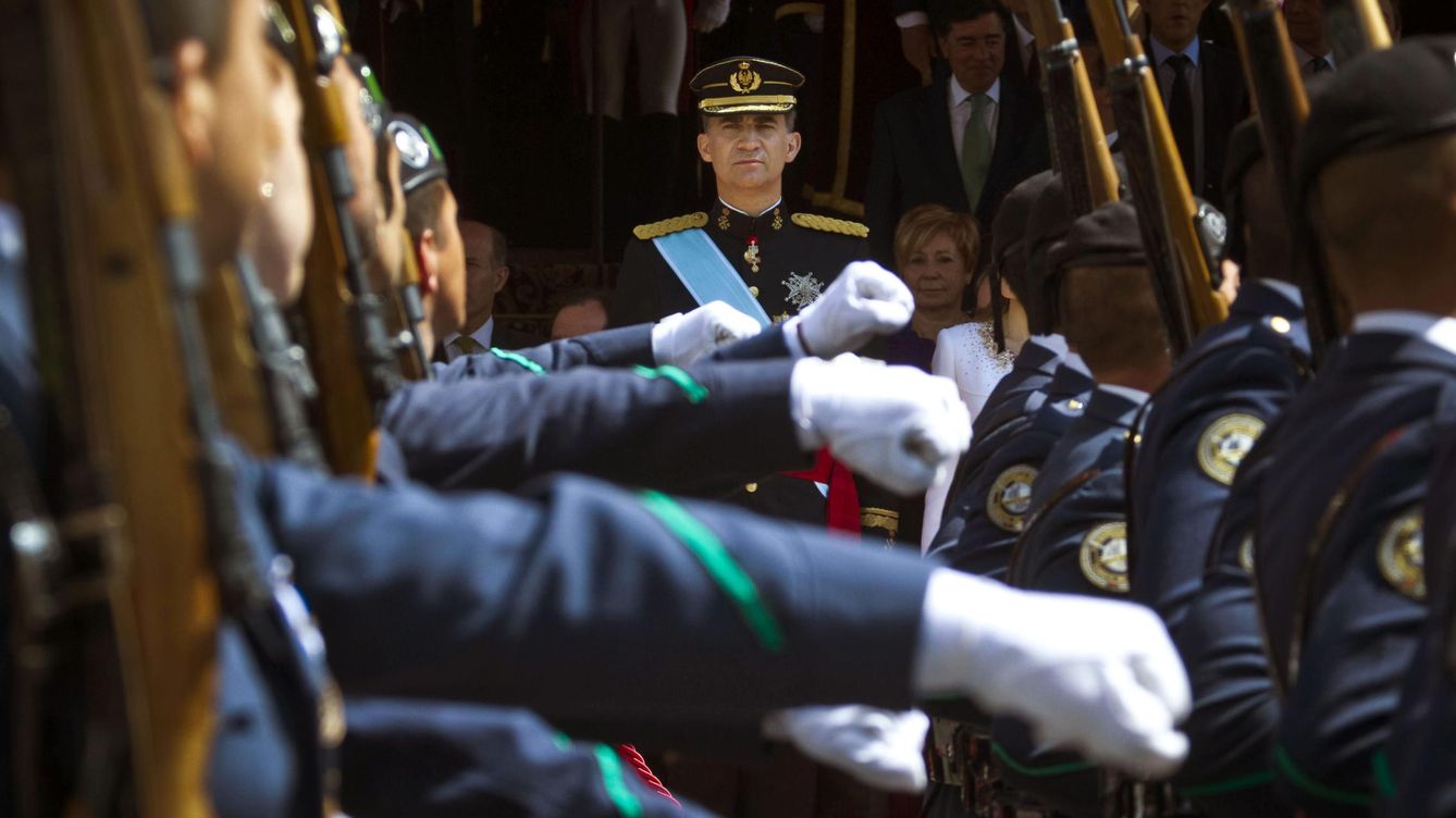 Foto: El Rey Felipe VI en su primer desfile militar a las puertas del Congreso de los Diputados tras su proclamación. (Efe)