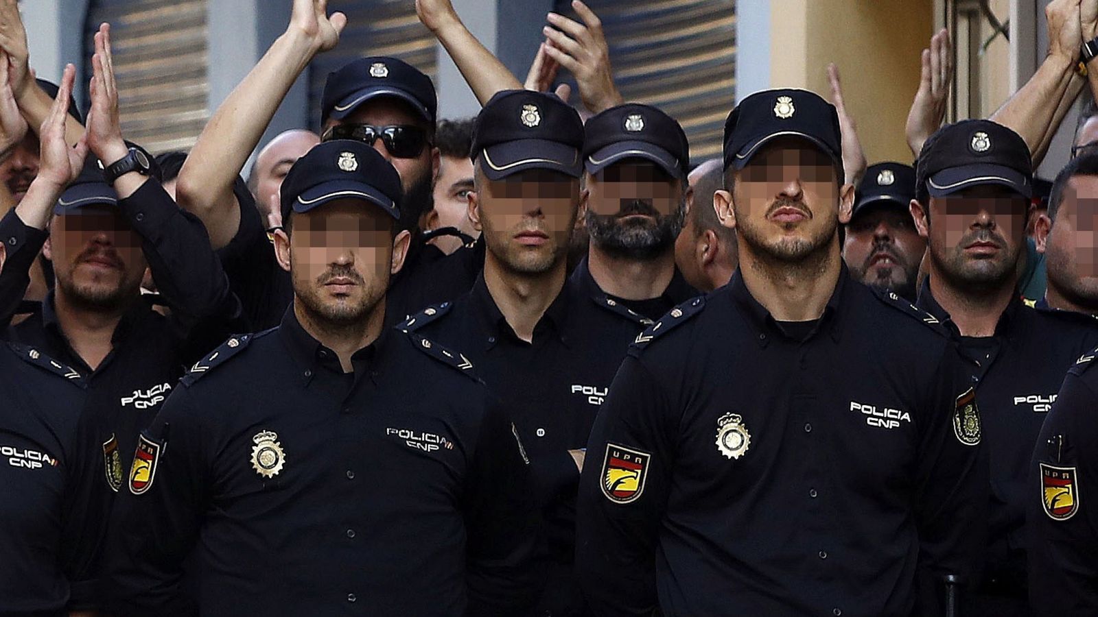 Foto: Efectivos de la Policía Nacional destinados a Cataluña para impedir el 1-O. (EFE) 