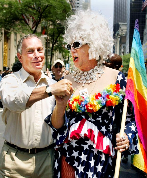 Foto: El exalcalde de Nueva York, Michael Bloomberg, junto a Gilbert Baker
