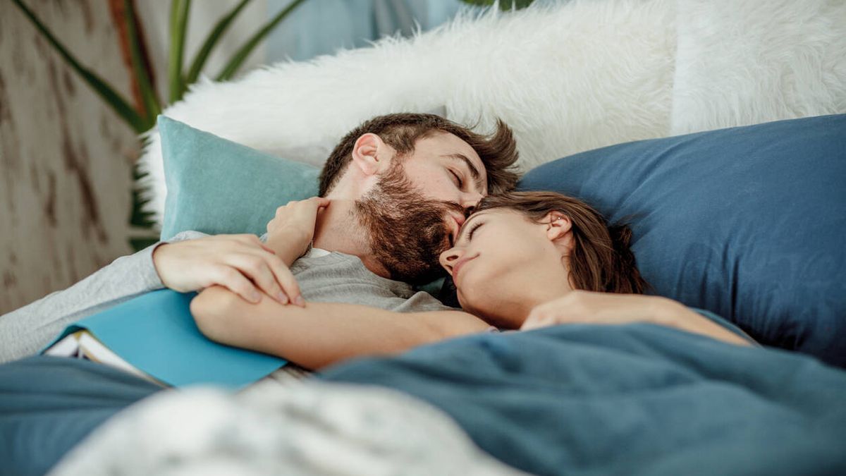 ¿No puedes dormir sin tu pareja? Varios expertos proponen soluciones