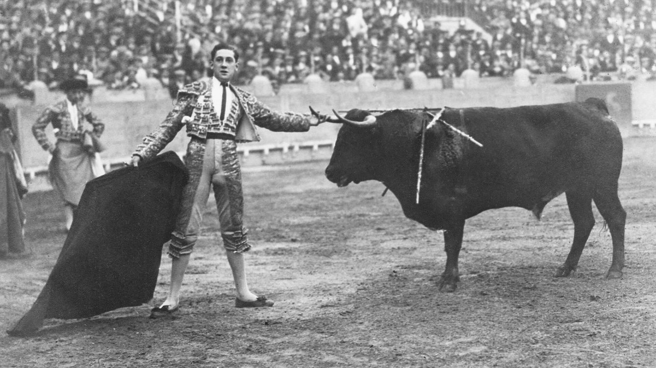 Foto: Manuel Granero durante la corrida en la que perdió la vida el 7 de mayo de 1922 en Madrid. (Getty/Ullstein Bild/Ernest Hemingway)
