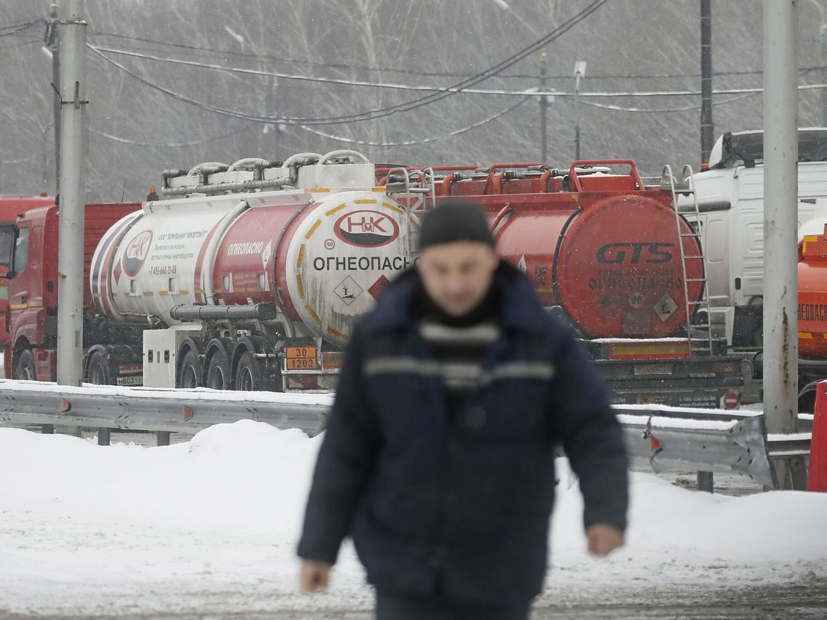 Foto: Cisternas frente a una refinería de petróleo en Moscú. (EFE/Maxim Shipenkov)