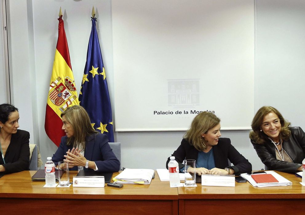Foto: Ana Mato y la vicepresidenta del Gobierno, durante la reunión del Comité Especial para la gestión en España del ébola celebrado ayer en Madrid. (Efe)