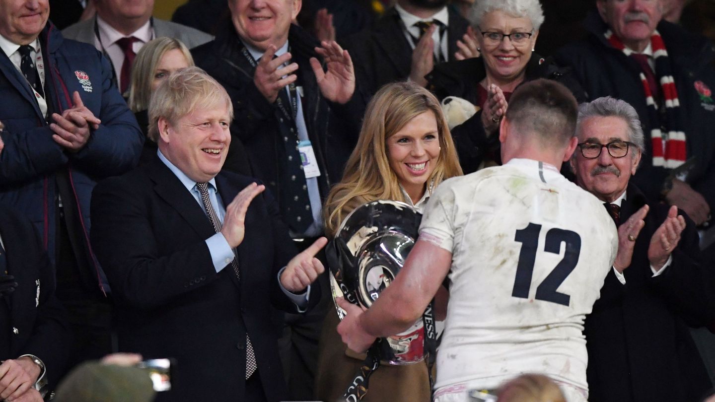Boris Johnson junto a su pareja, Carrie Symonds, en el encuentro de rugby entre Inglaterra y Gales el 7 de marzo. (EFE)