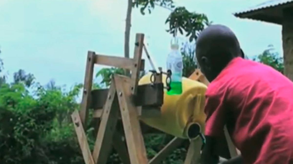 Premian a un niño africano que creó su propia máquina para lavarse las manos
