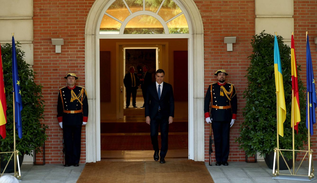 El presidente del Gobierno, Pedro Sánchez, momentos antes de recibir en el palacio de la Moncloa, al presidente de Ucrania. (Reuters)