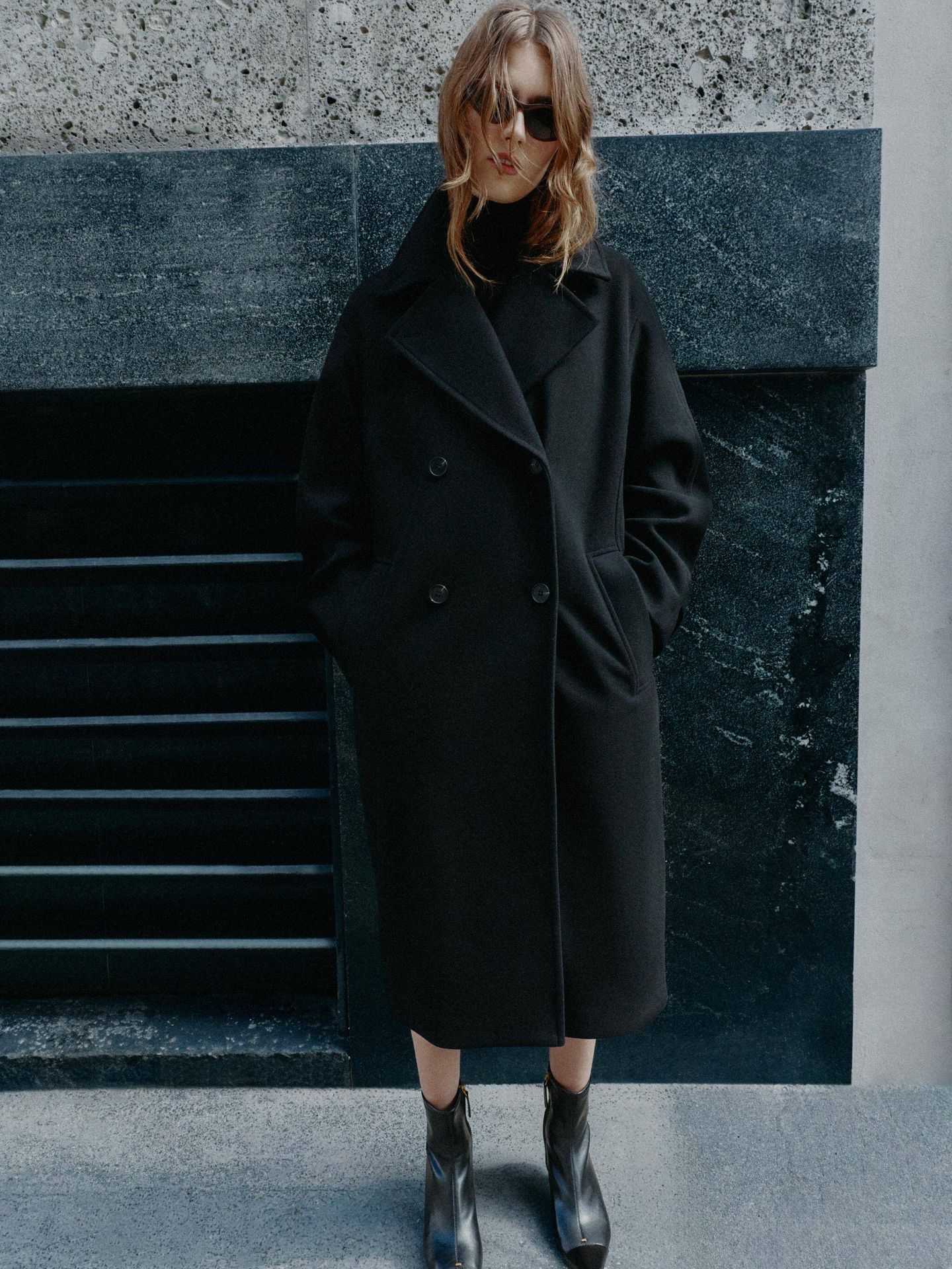 El abrigo oversize soft de Zara en color negro, una de las tres opciones disponibles esta temporada. (Cortesía / Zara)