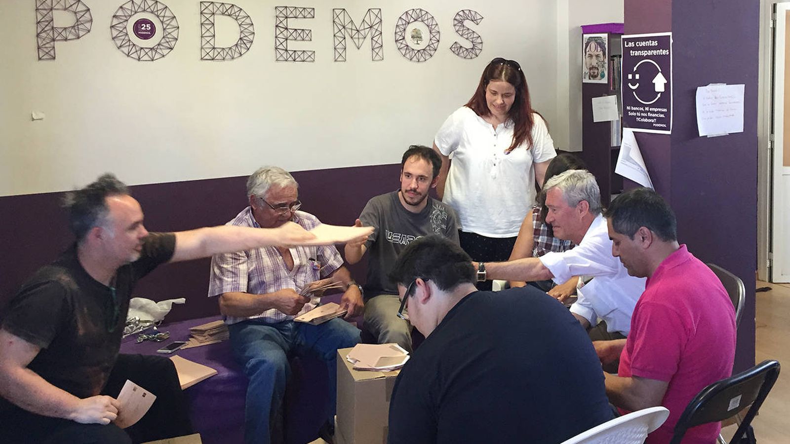 Foto: Verstrynge, en la sede de Podemos en Guadalajara.