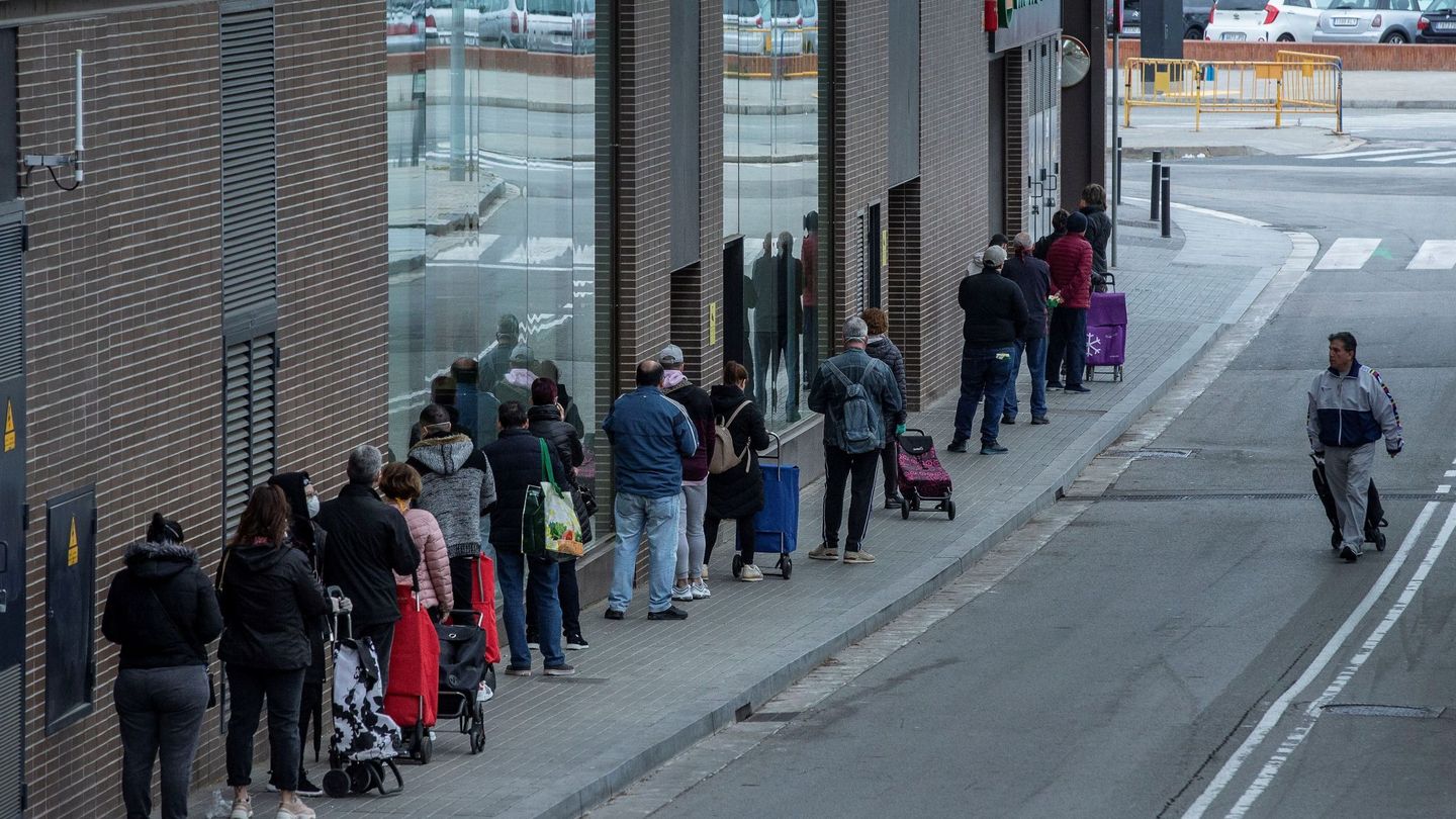 Varias personas esperan para entrar en un supermercado de Nou Barris, Barcelona. (EFE)