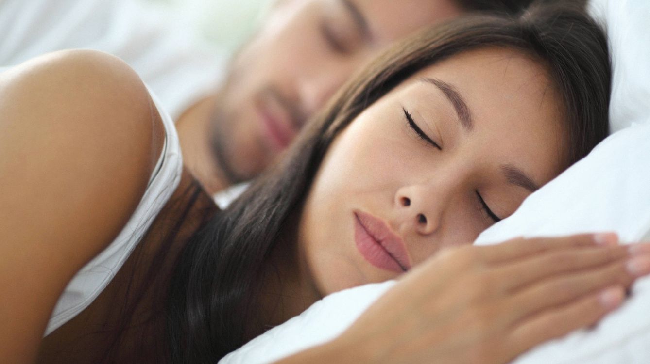 Foto: Descansarás mucho mejor si no estiras las sábana y podrás prevenir enfermedades. (iStock)