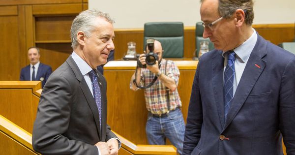 Foto: Alfonso Alonso e Iñigo Urkullu en un reciente pleno en el Parlamento Vasco. (EFE)