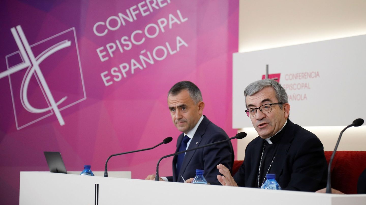 El secretario general de la Conferencia Episcopal Española (CEE), Luis Argüello, y el vicesecretario para asuntos económicos, Fernando Giménez Barriocanal. (EFE/David Fernández)
