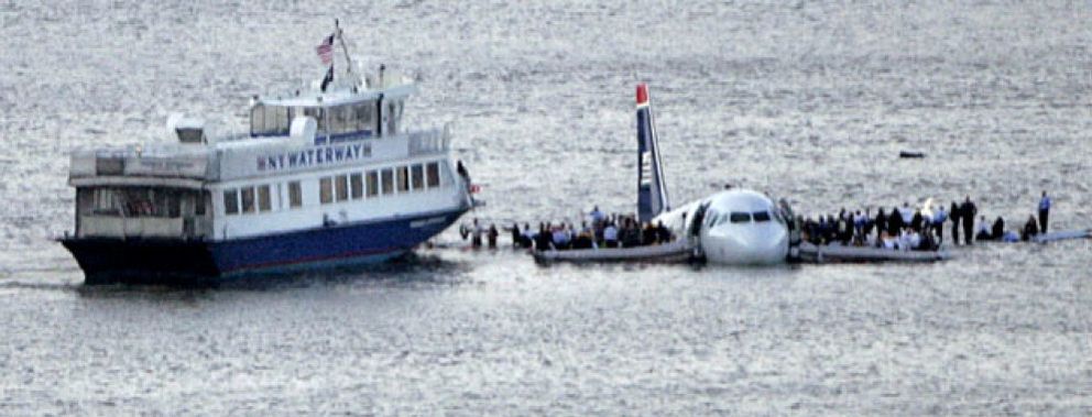 Foto: Un avión cae al río Hudson y sobreviven sus 148 pasajeros