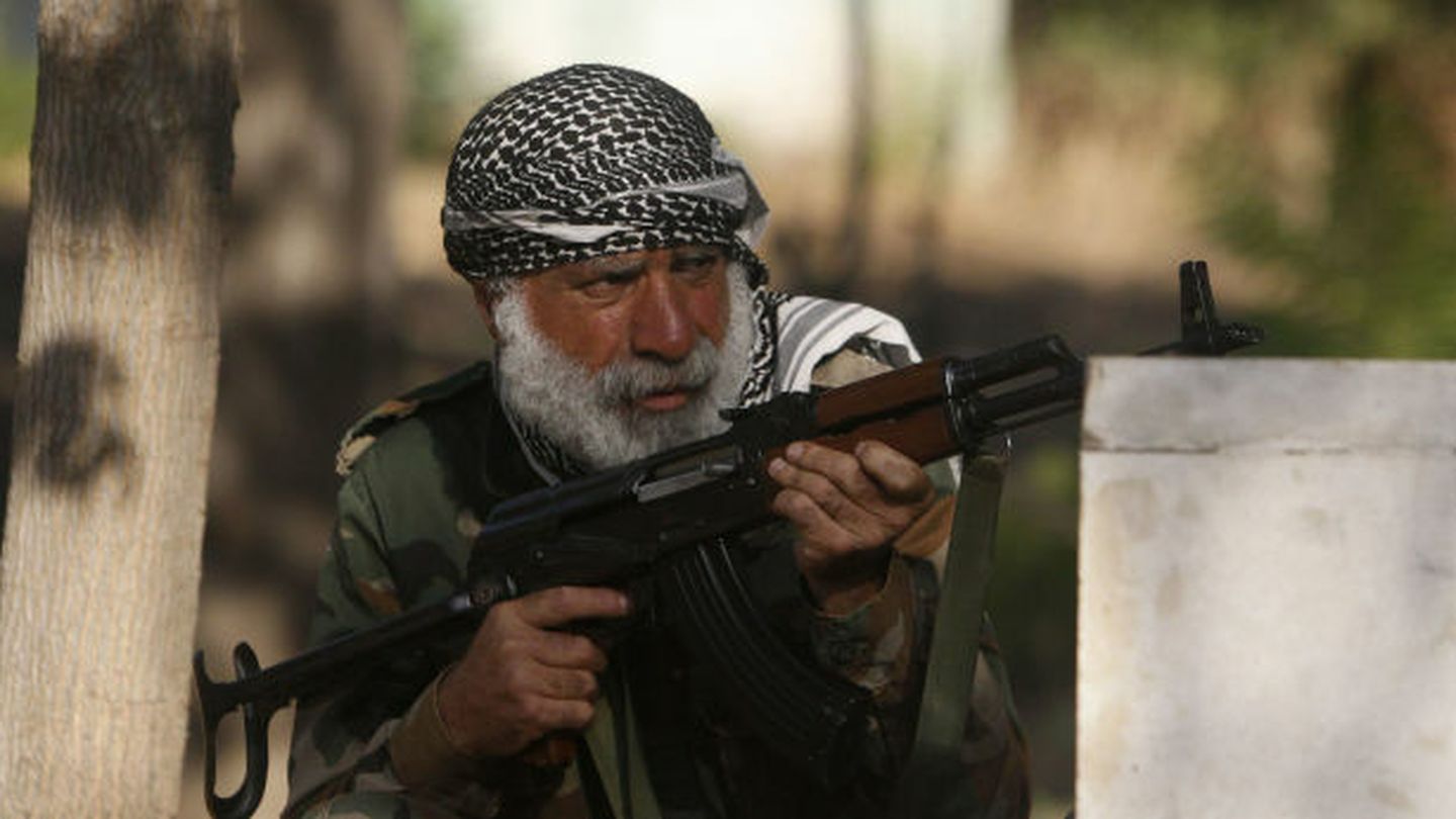 Un miembro de la brigada liwaa ahrar suriya, que combate junto a los rebeldes, toma posición en alepo (reuters).